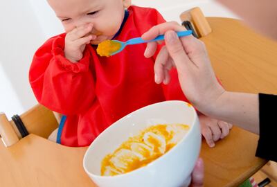 El niño rechaza la papilla. Los padres pueden incluir a sus hijos en la planificación de las comidas a partir de los dos años del niño.