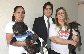 jazmin-arevalos-juan-manuel-enciso-y-janaina-araujo-voluntarios-que-protegen-animales-son-de-la-coordina-dora--210415000000-1270456.jpg