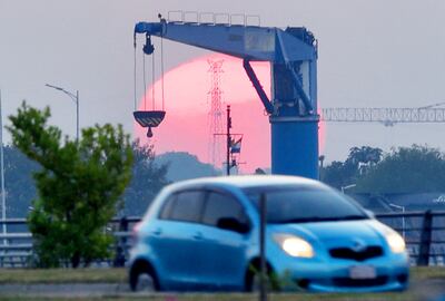 Un hermoso atardecer en la Avda. Costanera, pero que no se puede disfrutar totalmente por la humareda causada por  incendios forestales.