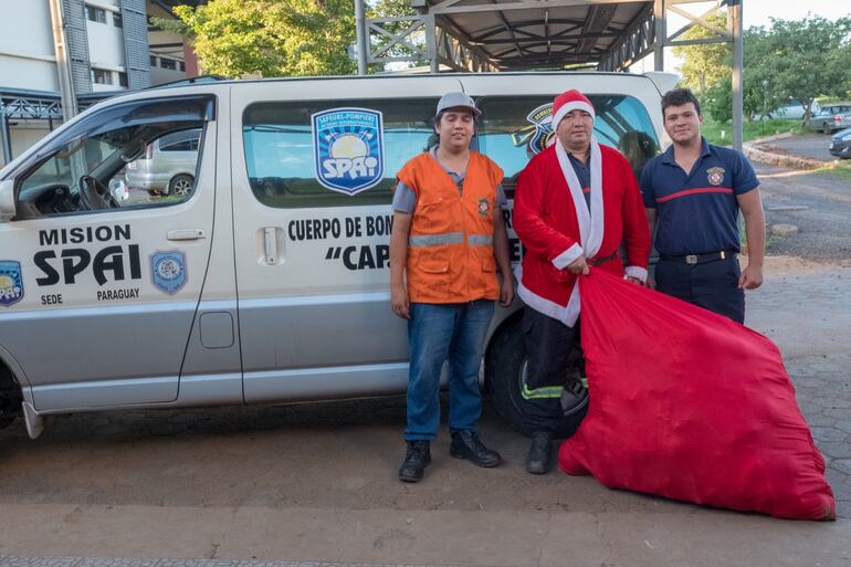 Bomberos de San Lorenzo llevaron juguetes a niños en los hospitales del área Central.