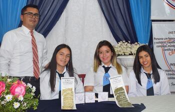 patricia-elizabeth-molinas-julieta-carvallo-ojeda-y-romina-jara-junto-con-el-director-del-colegio-roberto-carlos-casco--203222000000-1776658.jpg