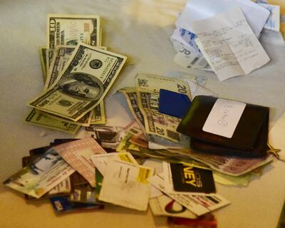 Billetes y documentos supuestamente  falsificados fueron hallados ayer durante el allanamiento en el hotel donde estaban.