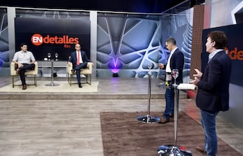 Los doctores Guillermo Sequera y Julio Mazzoleni, director de Vigilancia de la Salud y ministro de Salud, respectivamente, en el plató del programa “En Detalles”.