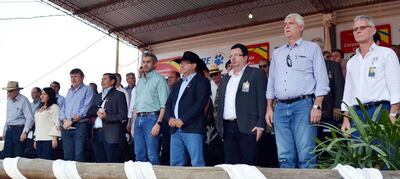 El presidente Mario Abdo Benítez; a su lado,  el titular de la Expo Trébol, Dr. Egon Neufeld (sombrero), y demás autoridades.