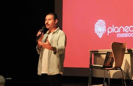torino-dando-una-charla-sobre-el-panorama-musical-de-paraguay-en-uruguay-el-ano-pasado--200559000000-1804281.jpg
