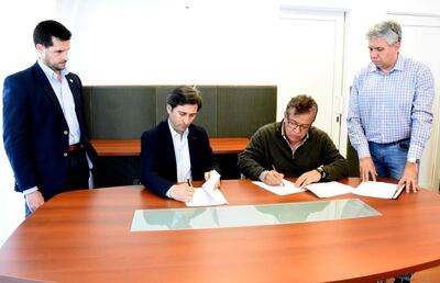 Los directores de la Entidad Binacional Yacyretá (EBY), Martín Goerling, de Argentina, y Nicanor Duarte Frutos, de Paraguay, suscriben la resolución por la que refrendan el acuerdo técnico.