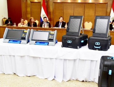 Las máquinas de la derecha son las presentadas por Smartmatic y que no pasaron la prueba realizada por los evaluadores.