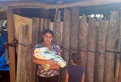 Mari Belén Villalba Marcenar pide ayuda para alimentar a sus hijos con quienes sobrevive bajo un  precario rancho, en Carapeguá.