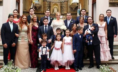 Nélida Martinetti y Pablo Núñez celebraron sus bodas de oro –50 años de casados– con una  misa en la iglesia San Francisco y luego con una recepción en el salón de la Asociación Rural del Paraguay (ARP). Los acompañaron sus hijos, nietos, hermanos y amigos.