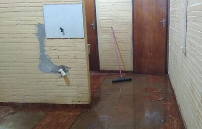 El baño de uno de los albergues de CDE se inunda, denunciaron.