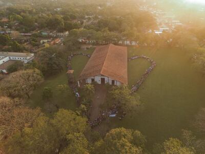 Jóvenes "abrazaron" mayor patrimonio de Yaguarón, su templo