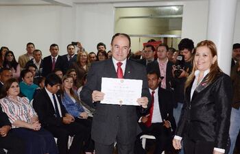 el-diputado-electo-andres-retamozo-anr-muestra-su-certificado-de-proclamacion-durante-la-ceremonia--213328000000-551463.jpg
