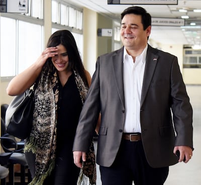 El senador Salyn Buzarquis y esposa Fiorella Forestieri, sonrientes.