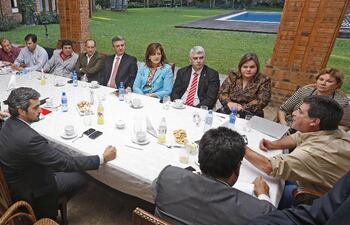 integrantes-del-equipo-tecnico-y-de-transicion-de-horacio-cartes-participaron-durante-una-parte-de-la-reunion-con-los-senadores-de-la-bancada-de-la-an-222218000000-582445.jpg