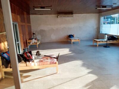 Uno de los salones que los obreros deben compartir para descansar.