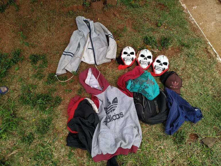 Evidencias encontrada en poder de los adolescentes, entre ellas las máscaras y la misma ropa que se observa en la imágenes de circuito cerrado.