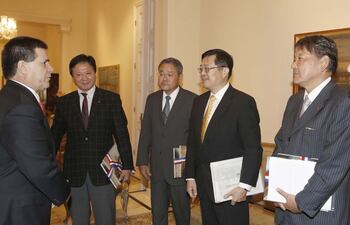el-presidente-horacio-cartes-con-ejecutivos-de-la-firma-japonesa-nh-foods-interesada-en-la-produccion-carnica-paraguaya-ayer-durante-una-reunion-en-211325000000-1503496.jpg