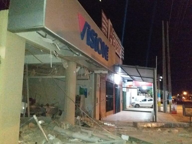 Fachada del banco Visión, tras el asalto perpetrado esta madrugada.