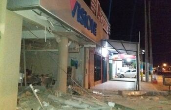 Fachada del banco Visión, tras el asalto perpetrado esta madrugada.