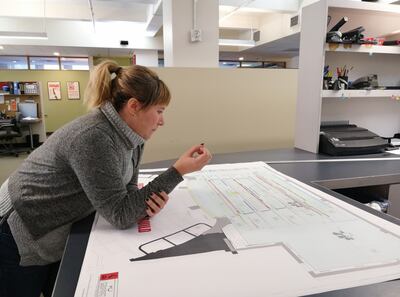 Pato Masera nos recibió en su estudio en Nueva York, donde trabaja en los proyectos de escenografías de las obras.