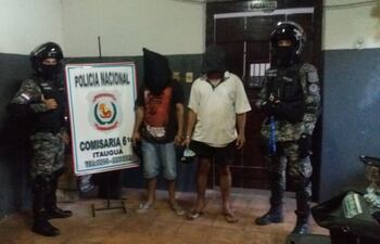 Agentes del Grupo Lince detuvieron a dos hombres que portaban casi 40 gramos de marihuana.