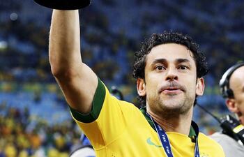 fred-levanta-el-trofeo-de-la-copa-fifa-confederaciones-que-brasil-conquisto-por-cuarta-vez-efe-221958000000-571268.jpg