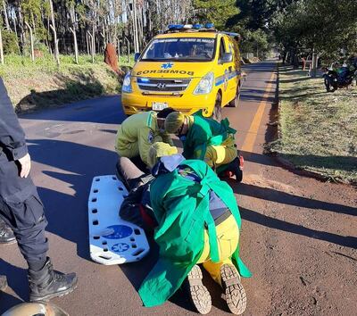 Bomberos voluntarios auxiliaron al motociclista hasta el hospital.