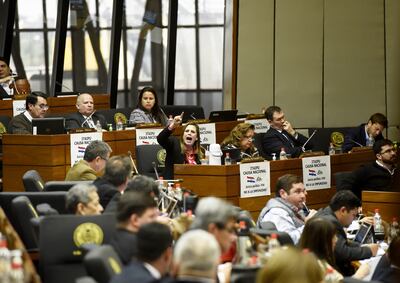 La diputada Kattya González (PEN) denuncia ante el pleno que fue expulsada de la Comisión Bicameral de Investigación del acta entreguista de Itaipú. Fue producto de un acuerdo entre el vicepresidente Velázquez y el cartismo representado por Pedro Alliana.