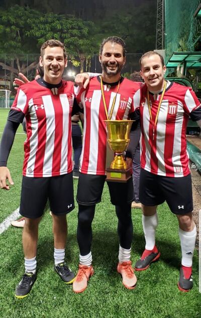Luis Antonio Vidal, con el trofeo de campeón de la máxima categoría del Centenario, acompañado por Enzo Prono (izq.) y Arnaldo Castorino Mujica, el popular "Chucky".