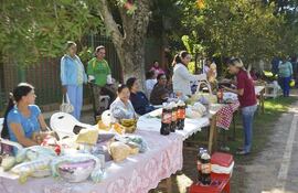 la-primera-feria-de-alimentos-y-otros-productos-de-los-socios-de-tres-comites-del-programa-tekopor-de-itape--204335000000-1318588.jpg
