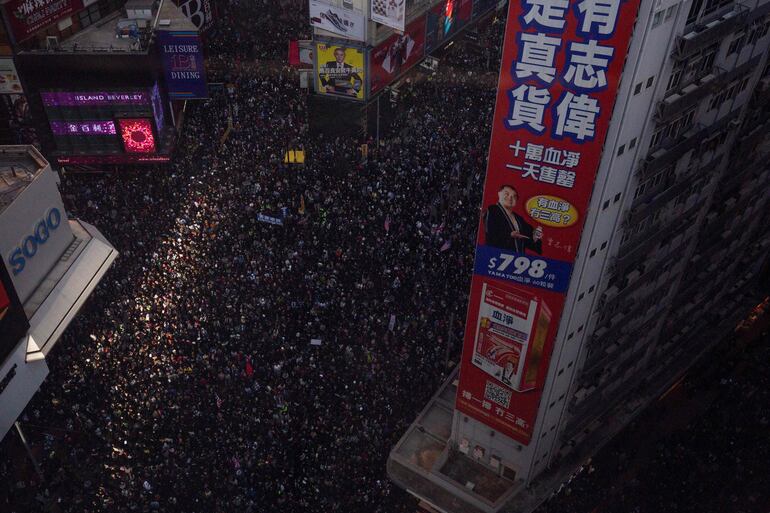 Multitudes colman las avenidas de Hong Kong este domingo.