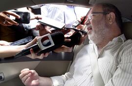 el-gobernador-de-alto-parana-justo-zacarias-irun-anr-comenta-a-la-prensa-sobre-la-reunion-con-cartes--225718000000-1538470.jpg