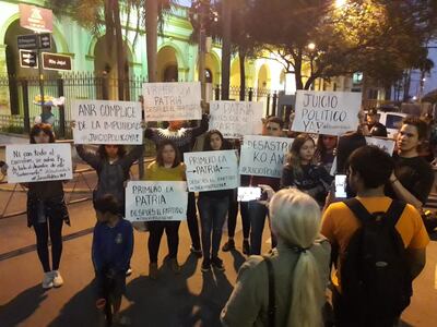 Grupos ciudadanos piden juicio político para el presidente Mario Abdo Benítez y el vice, Hugo Velázquez.