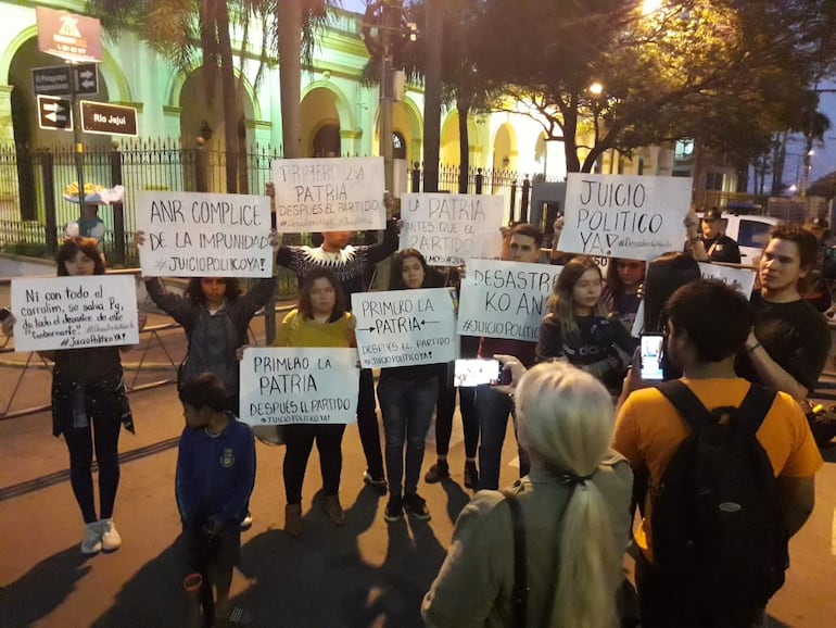 Grupos ciudadanos piden juicio político para el presidente Mario Abdo Benítez y el vice, Hugo Velázquez.