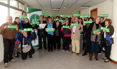Vacchetta, junto a un grupo de ciudadanos, en una protesta contra la tercerización de cobro de impuestos en Asunción.