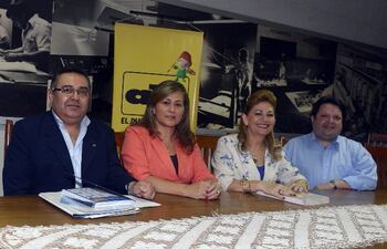 jorge-caceres-maura-olazar-dora-ramirez-de-colman-y-fulvio-celauro-organizadores-de-la-conferencia--200141000000-1087003.jpg