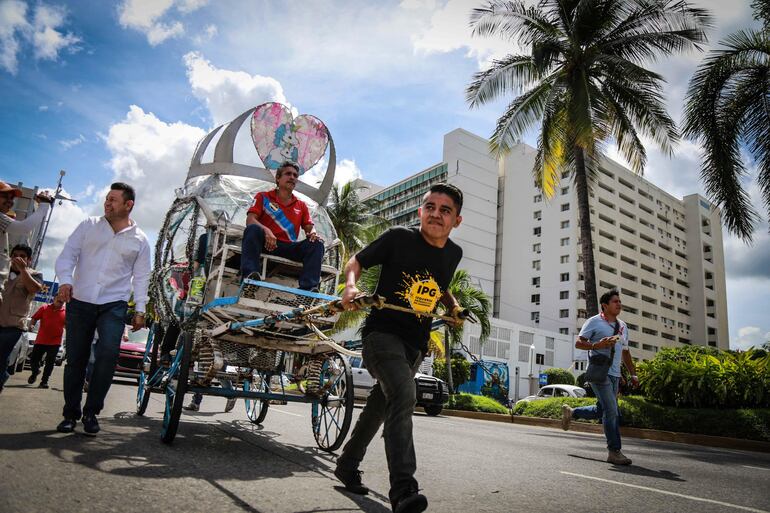 "A los turistas les gusta mucho, ellos mismos lo manifiestan, y ya van apreciando todos los lugares porque vamos al paso del caballo, les vamos explicando los lugares por donde vamos pasando, los restaurantes, las comidas que venden", relató este martes a Efe Orlando Vallejo Guadarrama, un conductor de estos carruajes. 