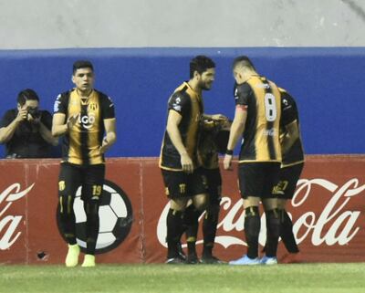 Jorge Morel (8) marcó un golazo para Guaraní en el Arsenio Erico.