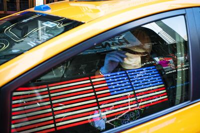 Un taxista con tapabocas recorre Times Square, en Nueva York.