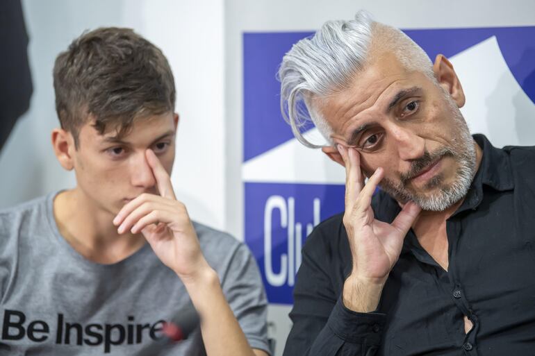Ezequiel Villalongo y Daniel Oscar Sgardelis durante una conferencia de prensa en Ginebra, Suiza.