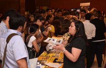 la-feria-recibio-la-visita-de-dos-mil-jovenes-interesados-en-becas-para-cursar-sus-estudios-en-el-extranjero--194135000000-1445929.jpg