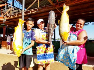 Se venden distintas piezas como surubí, pacú, dorado, boga, mandi’i, tres puntos, pico de pato, al igual que puchero de surubí.