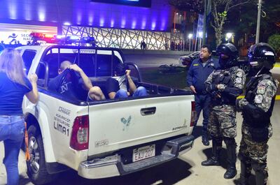 Agentes del Grupo Lince custodian a dos tiradores olimpistas capturados en el predio de la Secretaría Nacional de Deportes (SND), tras la fallida final de futsal.