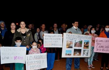 los-vecinos-del-km-19-acaray-protestaron-en-la-noche-del-viernes-para-pedir-la-clausura-de-la-recicladora--202915000000-1501357.jpg