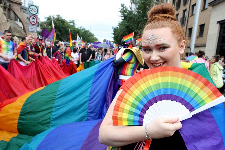 En el desfile del orgullo gay en irlanda del Norte hubo un despliegue de colores y alegría.