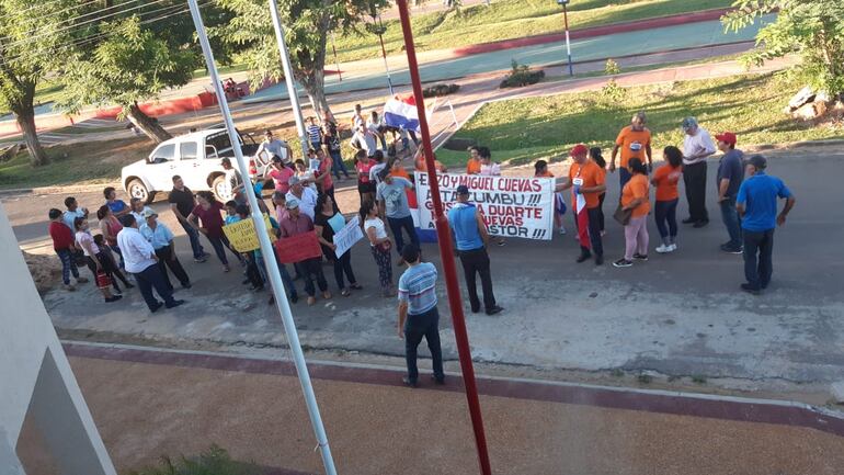 El grupo de manifestantes que fue agredido por seguidores de Miguel Cuevas.