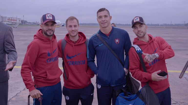 Con alegría: Los integrantes de la delegación del conjunto de Barrio Obrero compartieron sus sonrisas esta mañana antes de abordar.