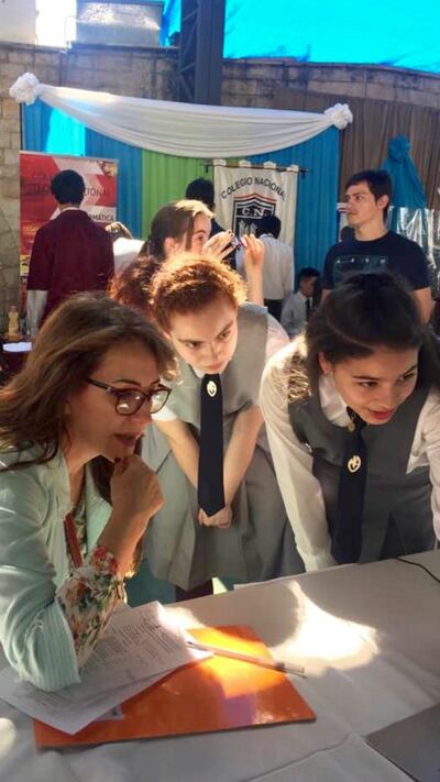 La Dra. Scheid junto a unos estudiantes.