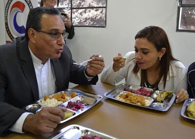 El gobernador   Hugo Javier González y la secretaria  Natalia Galeano  en el acto de lanzamiento del almuerzo escolar.
