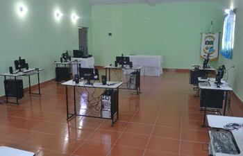 el-nuevo-salon-de-informatica-es-toda-una-novedad-en-el-colegio-monsenor-muzzolon-de-fuerte-olimpo-tiene-diez-computadoras--201143000000-1317810.jpg